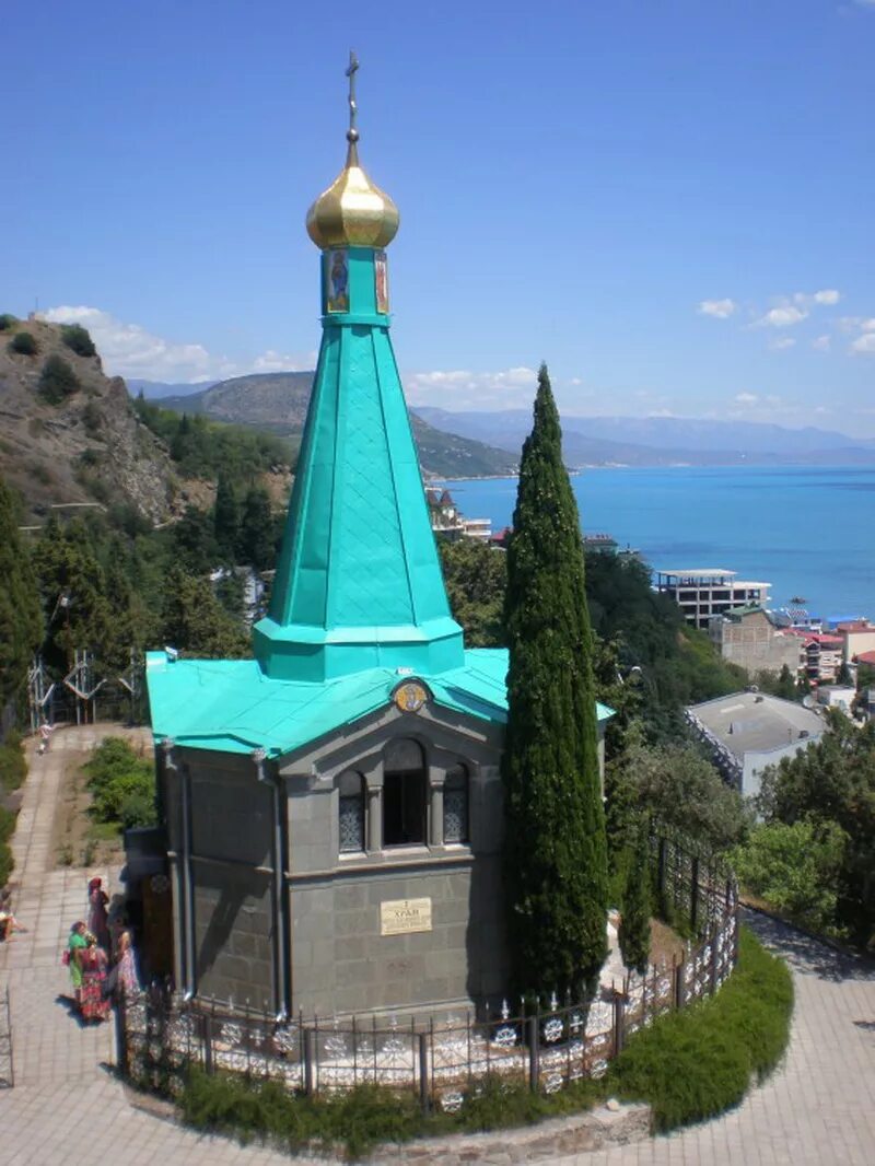 Окрестность алушты. Алушта Крым храм. Алушта, aluşta достопримечательности.