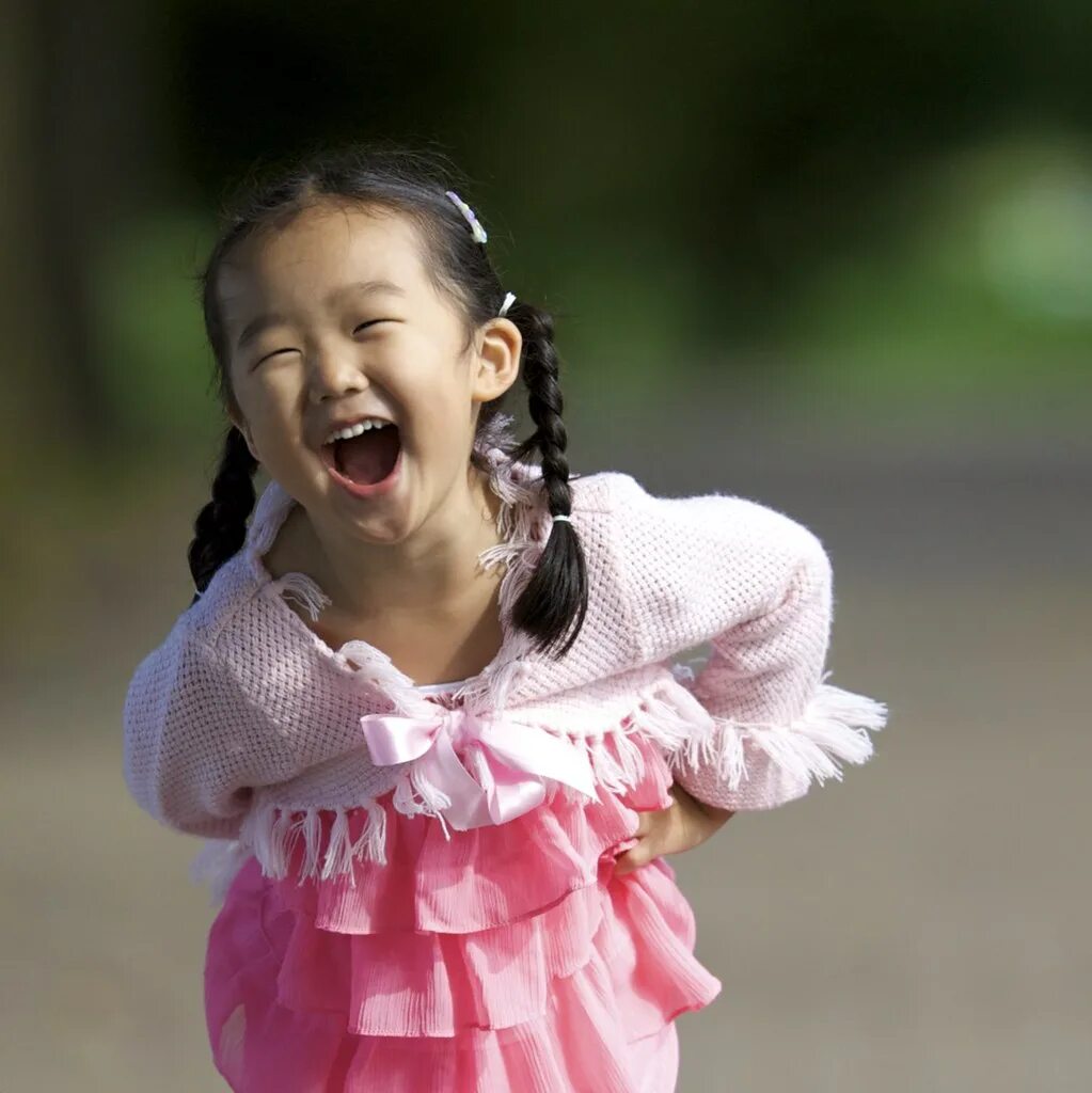 Музыка девочка смеется девочка. Смешные дети. Детские улыбки. Дети смеются. Китайские дети смеются.