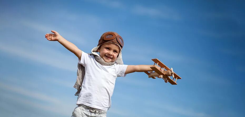 Летать гудеть. Человек с самолетиком в руках. Мальчик с деревянным самолетиком. Для мальчиков самолёты. Ребенок с самолетиком.