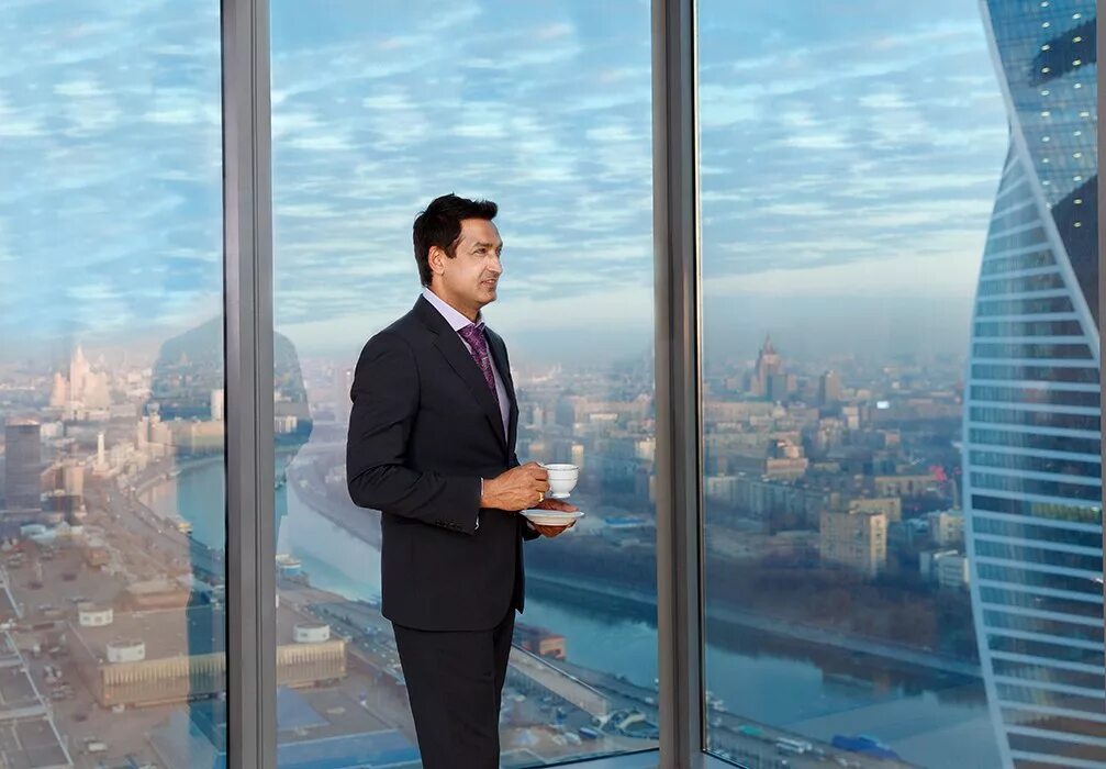 Бизнесмен москва сити. Бизнесмен. Деловая фотосессия для мужчин на улице. Фотосессия в стиле бизнес мужчина. Мужская фотосессия москва сити.