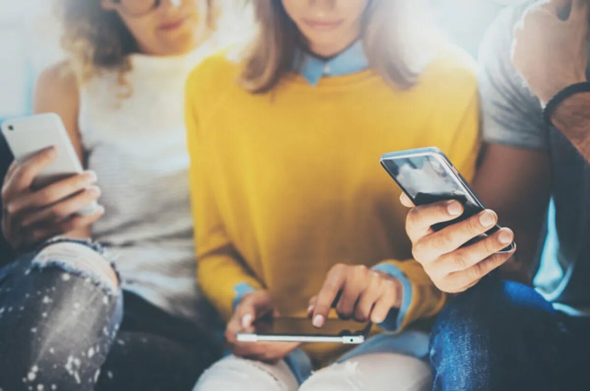 С телефона жены. Что то в телефон. Что то в телефон. Гаджеты для смартфона. Что то в телефон.