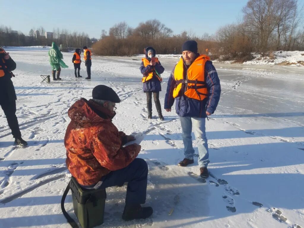 Рыбалка на волге зимой. Зимняя рыбалка в брянске. Зимняя рыбалка брянщина. Валуев на зимней рыбалке. Тула водохранилище.