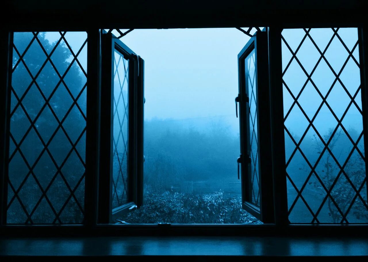 Окно в окне на андроид. Окно в замке. Мрачный вид из окна. Ночь за окном. Мрачный вид за окном.