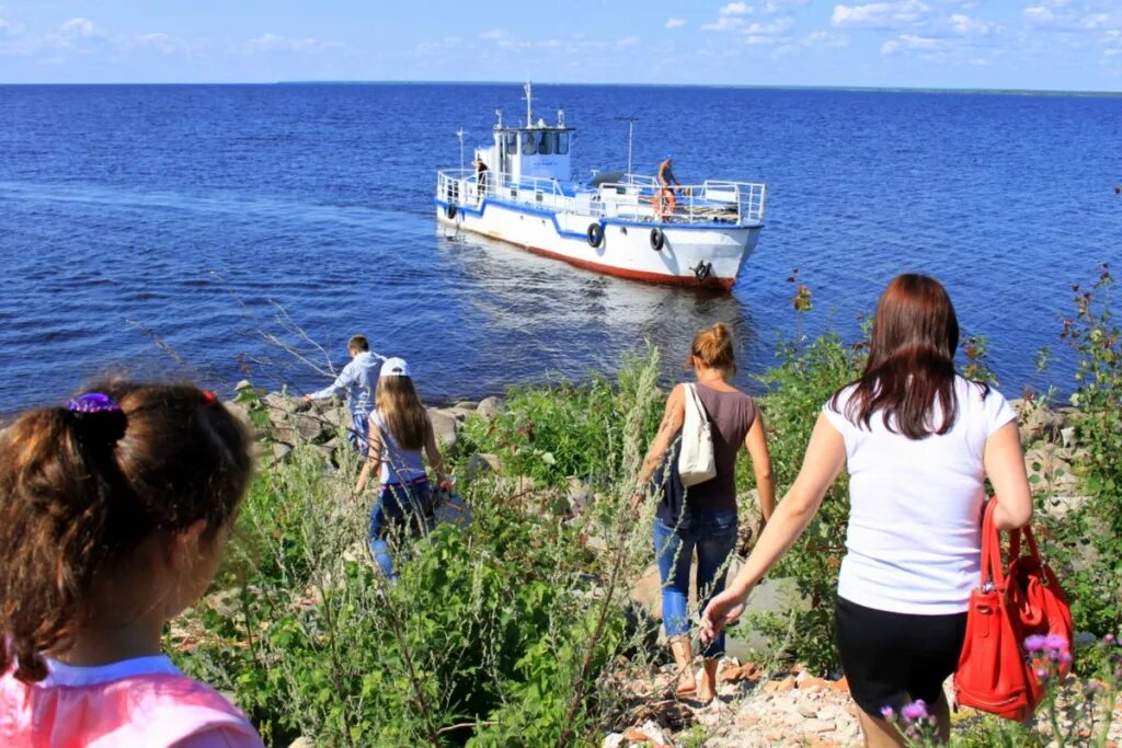 Спасите остров. Остров спас каменный. Остров спасения. Экскурсия на спас каменный из устья. Теплоход Устье спас каменный.