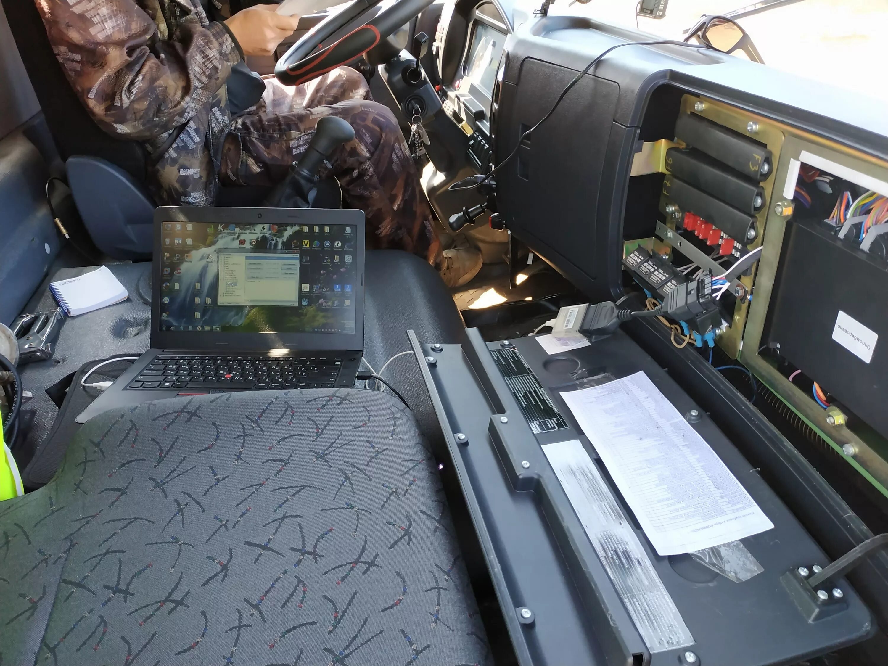 Реле мерседес аксор. Силовые предохранители фольксваген тигуан. Предохранители на мочевину. Коннектор на мочевину маз. Предохранители на мочевину.