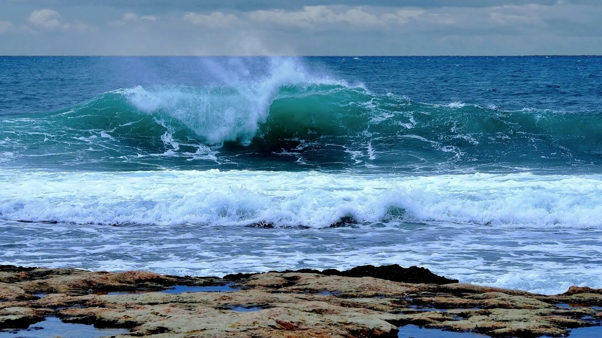 Морской прибой это. Морской Прибой Евпатория. Волны прибоя в море. Сайпан Прибой. Морской Прибой в Севастополе.