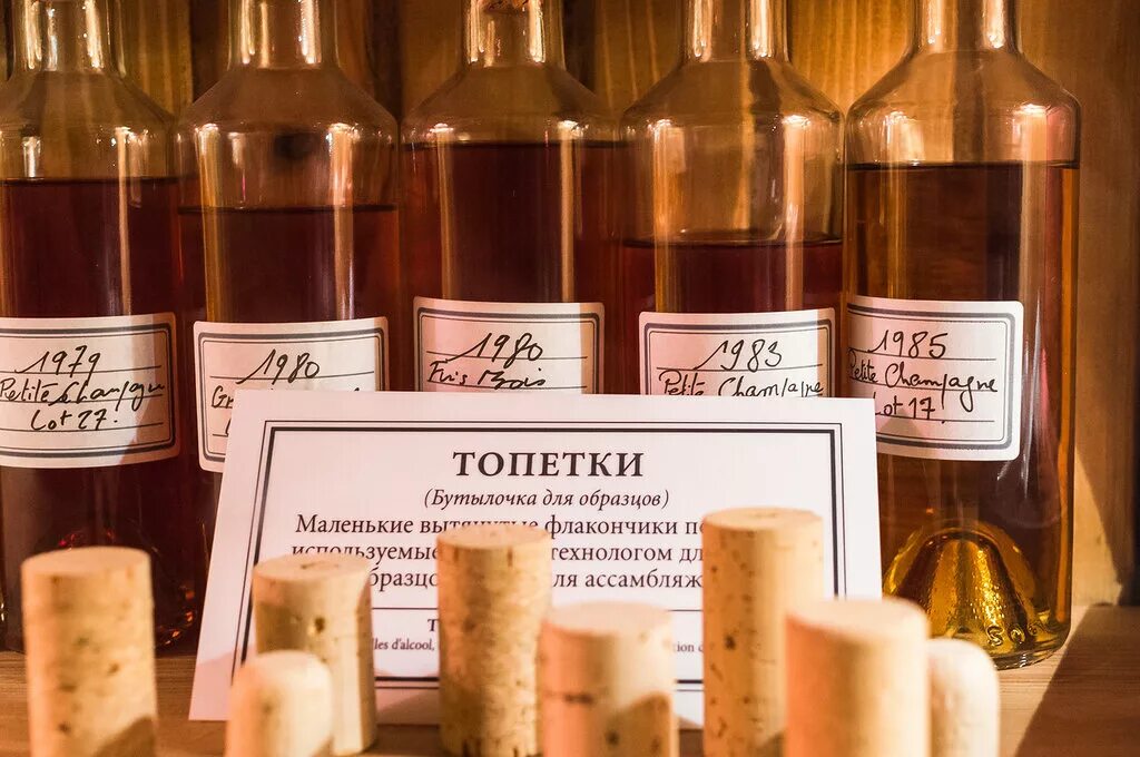 Купажирование это. Купажирование вина. Музей коньяка в Москве. Ассемблирование вина. Линия купажирования коньяка.