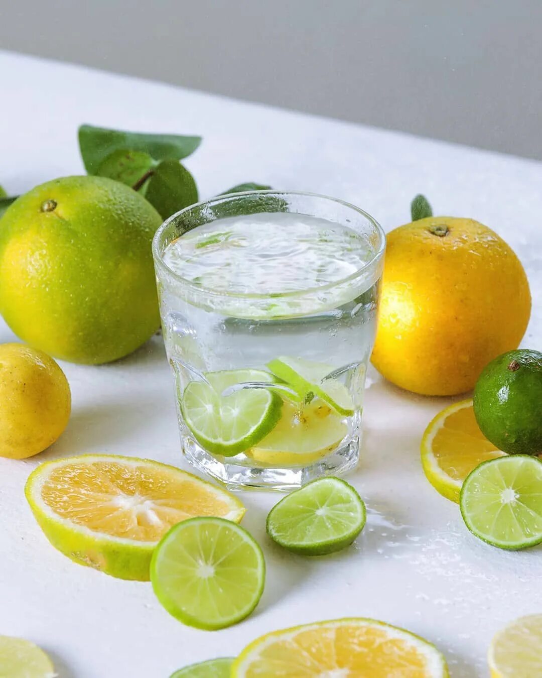 Лимон, лайм. Фрукты в воде. Вода Фруктовая лимонная. Лимон лайм в воде. Вода лимон лайм