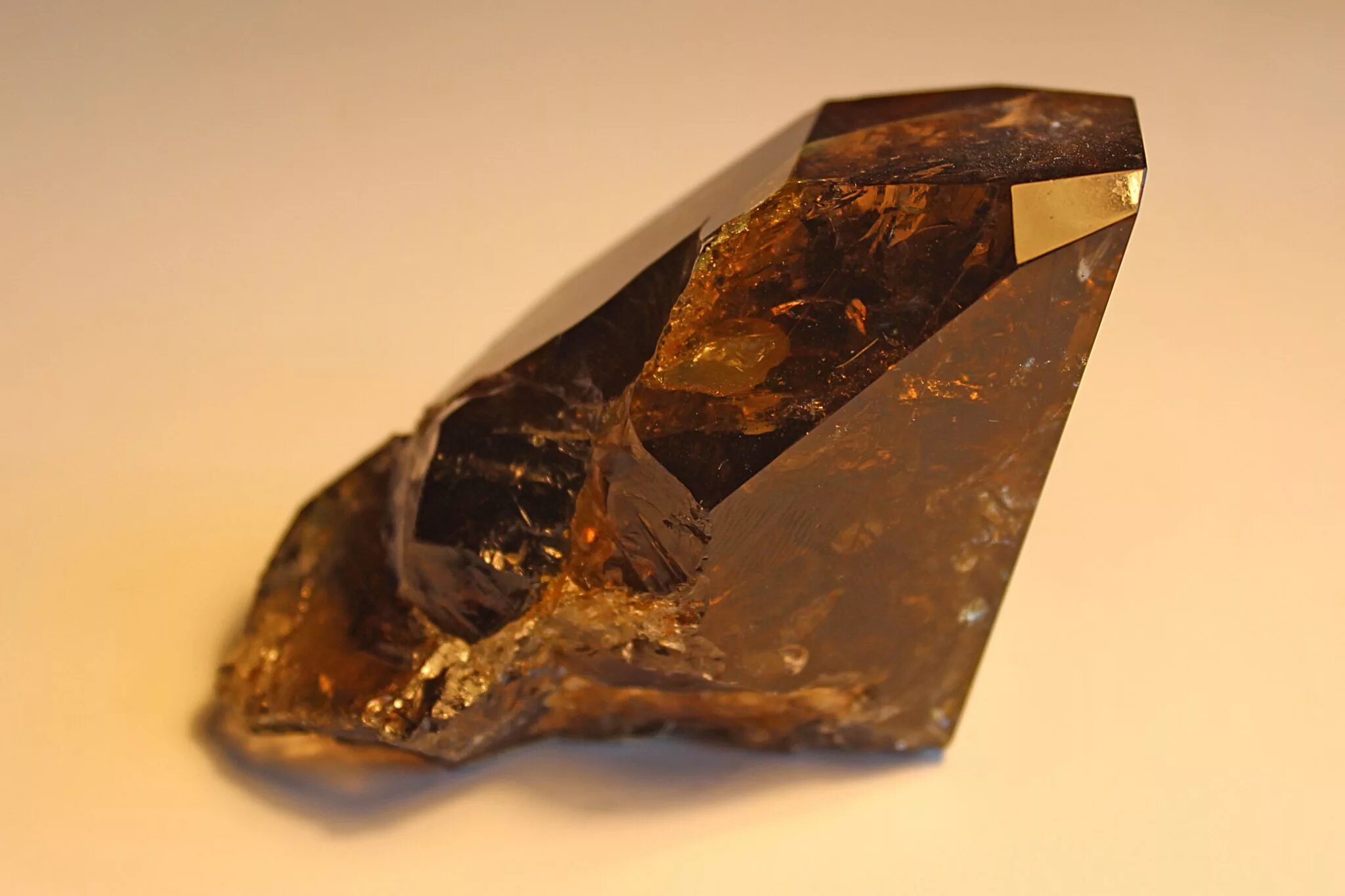 необработанные камни. арахисовый обсидиан. минерал коричневого цвета. минерал коричневого цвета. коричневый камень необработанный.