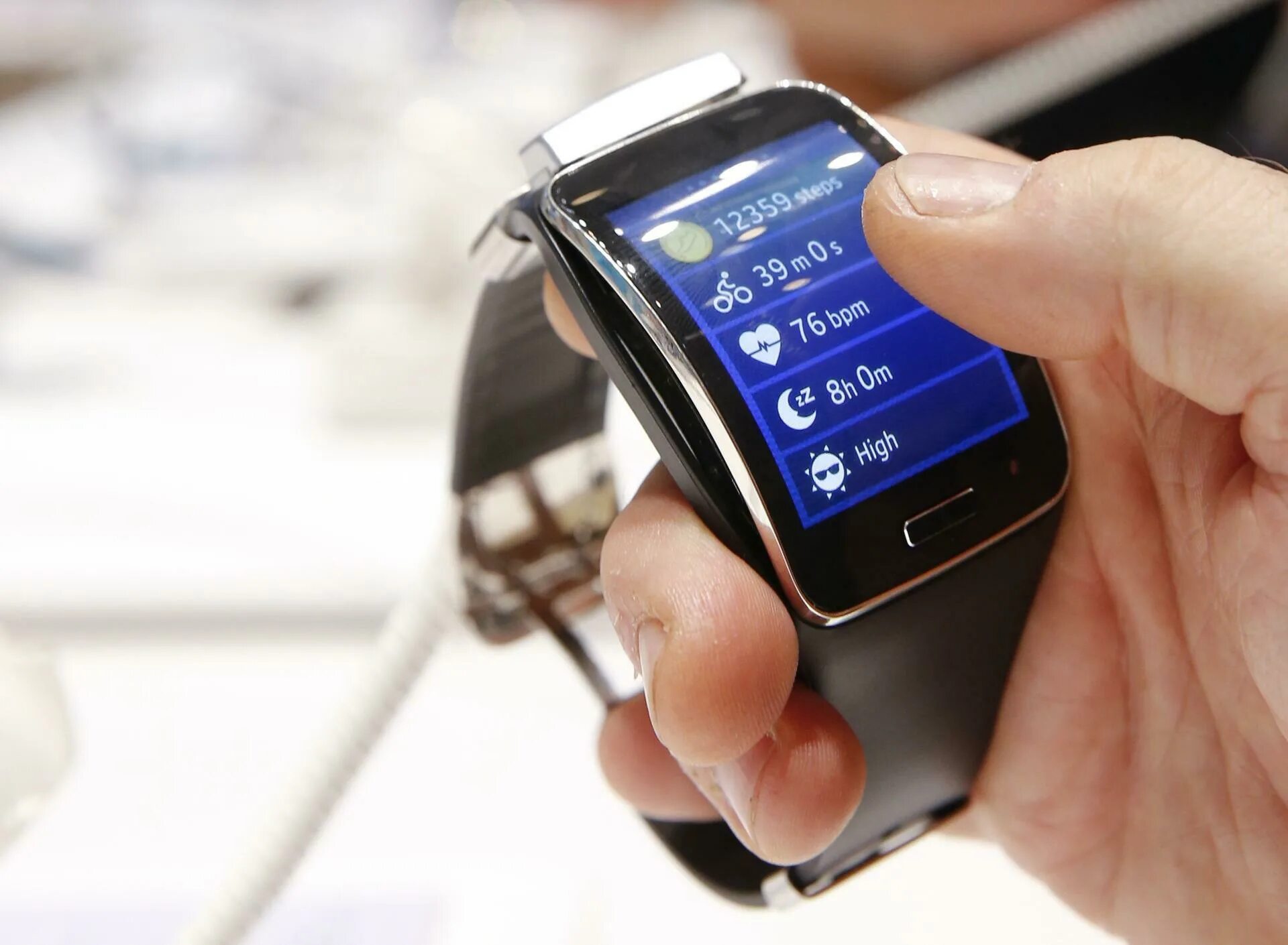 Современные гаджеты для женщин. Короткий гаджет. Детские часы с gps. Умные часы самсунг g3-smart. Samsung gear s sm-r750.