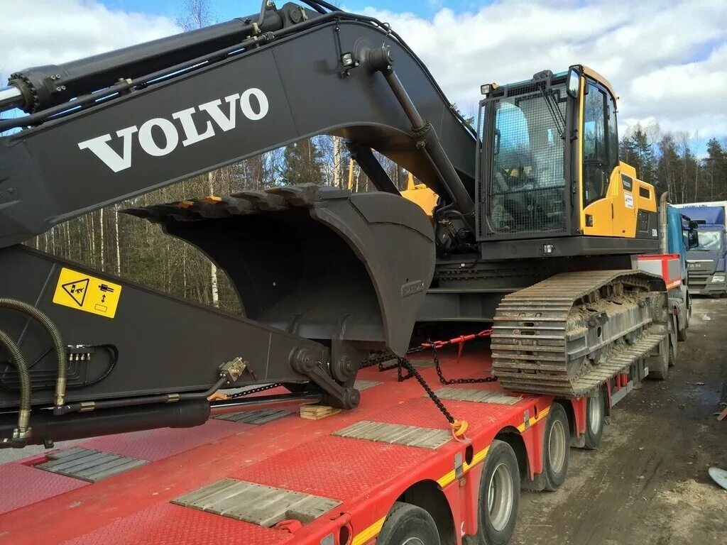 Перевезти экскаватор. Хендай 505 экскаватор на трале. Транспортирующие строительные машины. Экскаватор hyundai 170 на трале. Хендай 430 экскаватор на трале.