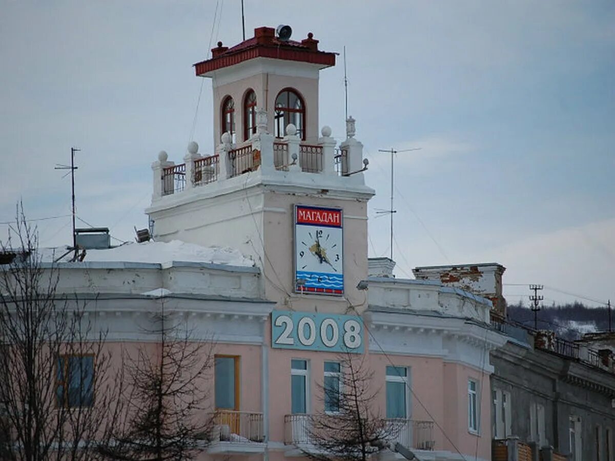 площадь магадана. часы магадан. башня в магадане. часы тюмень. магадан 2005.