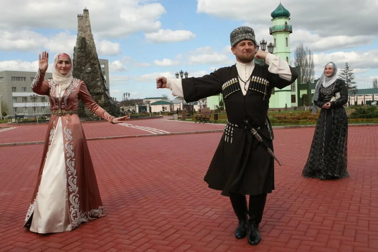 Чеченские фото. Рамзан Кадыров танцы. Чечня и чеченцы Национальная одежда и обычаи. Чеченский национальный костюм г1абли. Национальная одежда чеченцев.