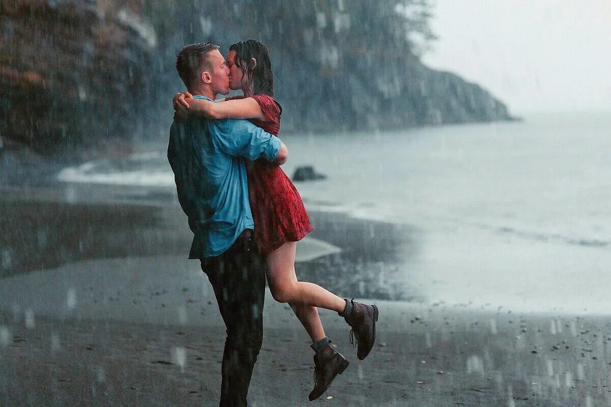 Песни дождь из мужиков. Под дождем. Поцелуй под дождем. Пара под дождем. Влюбленные под дождем.