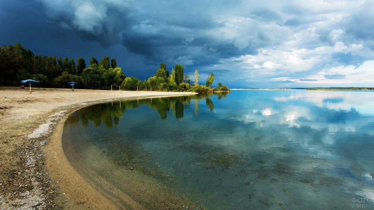 Берегу озера иссык куль. Кыргызстан озеро Иссык-Куль. Озеро Аслыкуль Киргизия. Берег озера Иссык Куль. Киргизия озеро исыкуль.