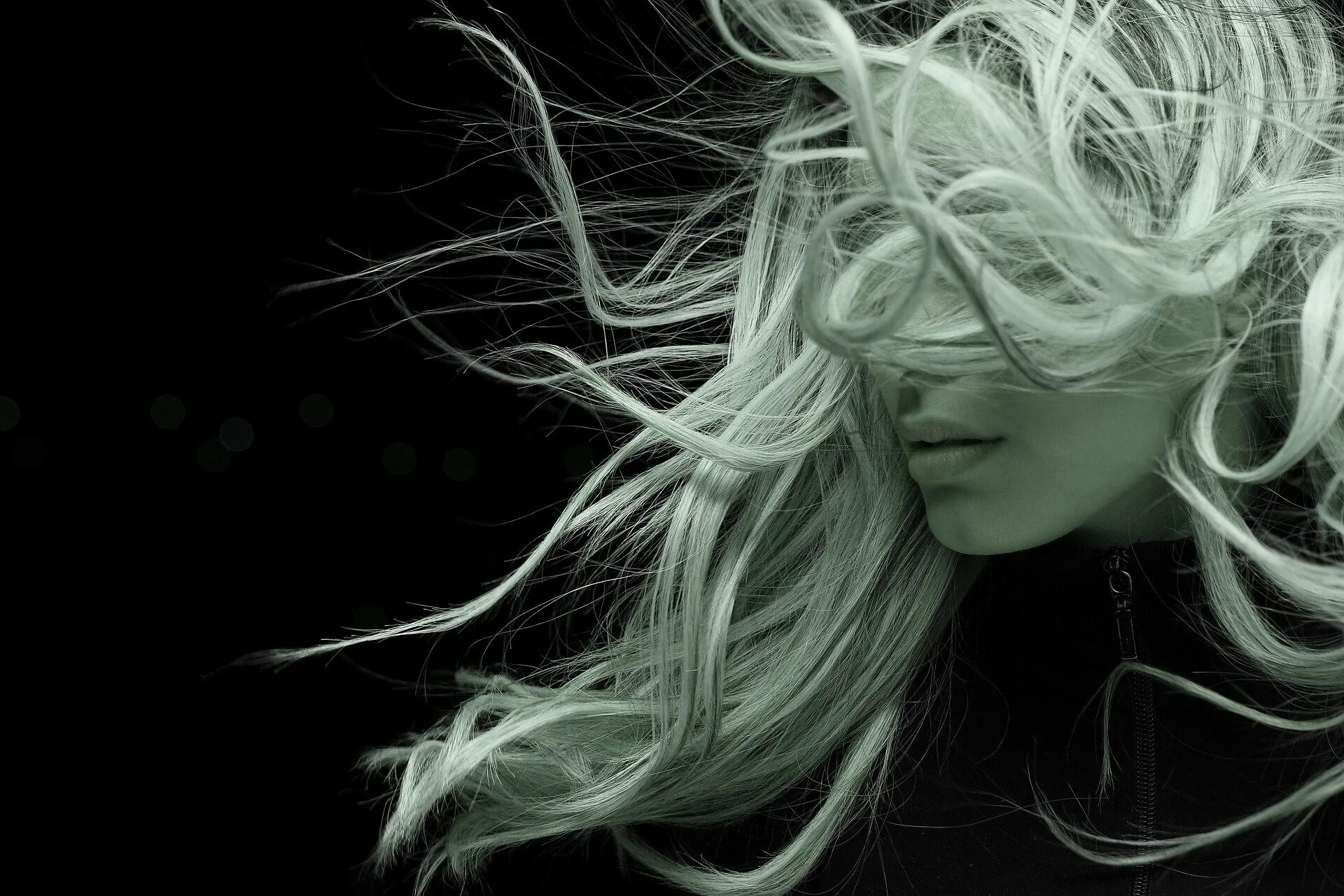 Ветер заиграл в волосах песня. Девушка с развевающимися волосами. Развивающиеся волосы. Девушка с развевающимися волосами на ветру. Блондинка с развевающимися волосами.