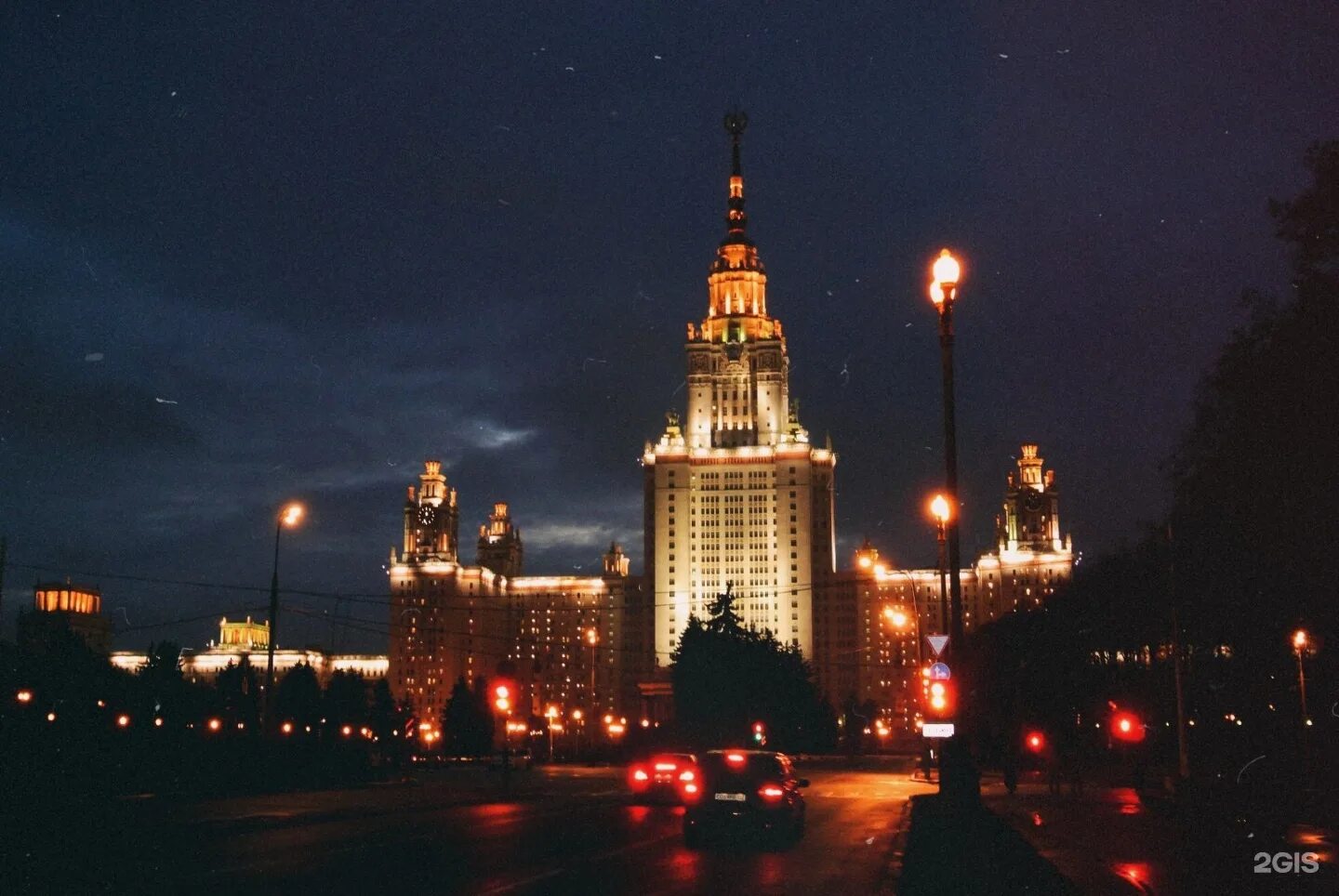 Мгу субтитры. Московский МГУ ночью. Здание МГУ В Москве. Здание МГУ ночью. МГУ обои Московский государственный университет.