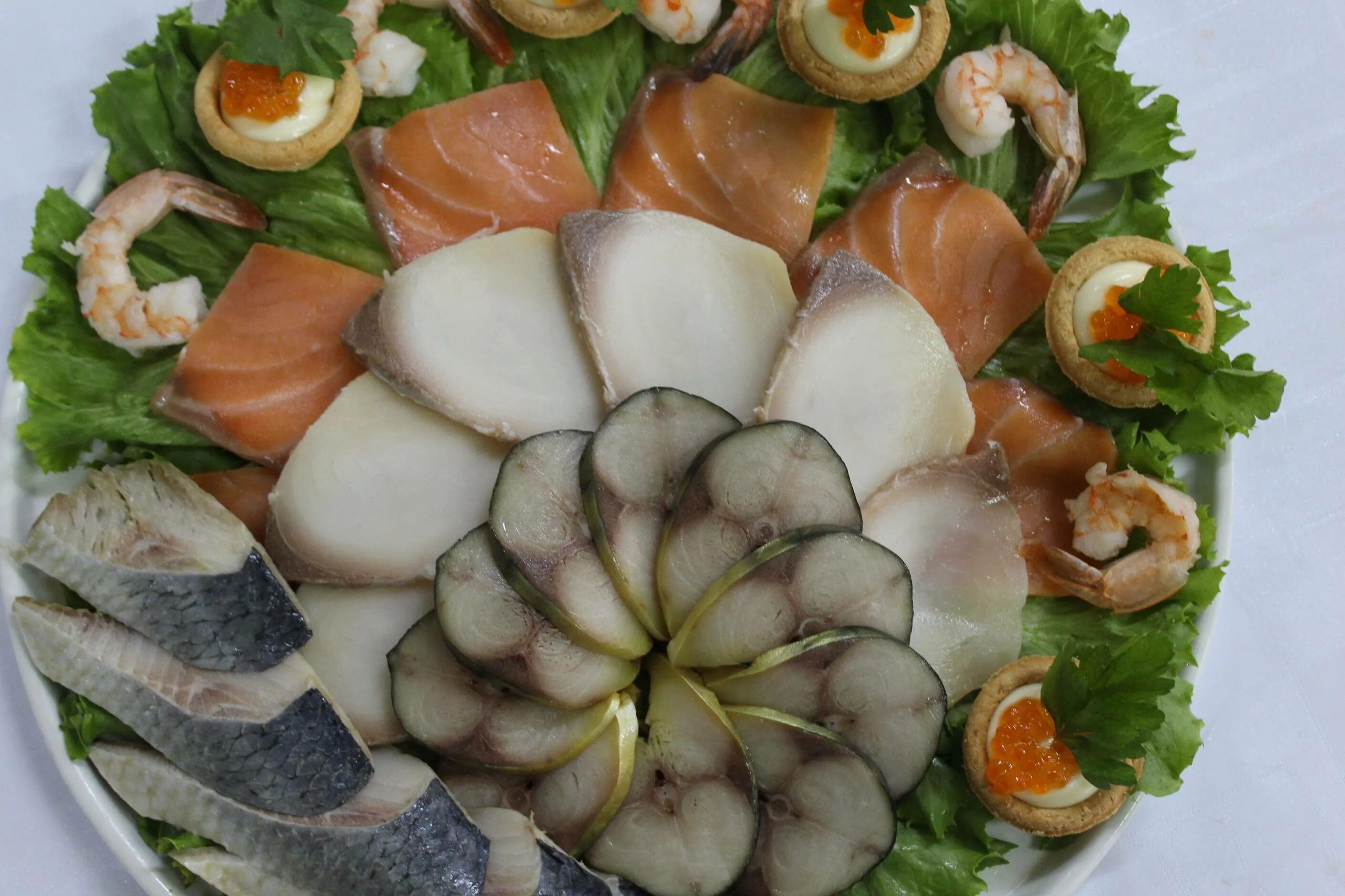 мелко нарезанный огурец. огурцы нарезанные ломтиками. мясная нарезка. мелко нарезанный чеснок.