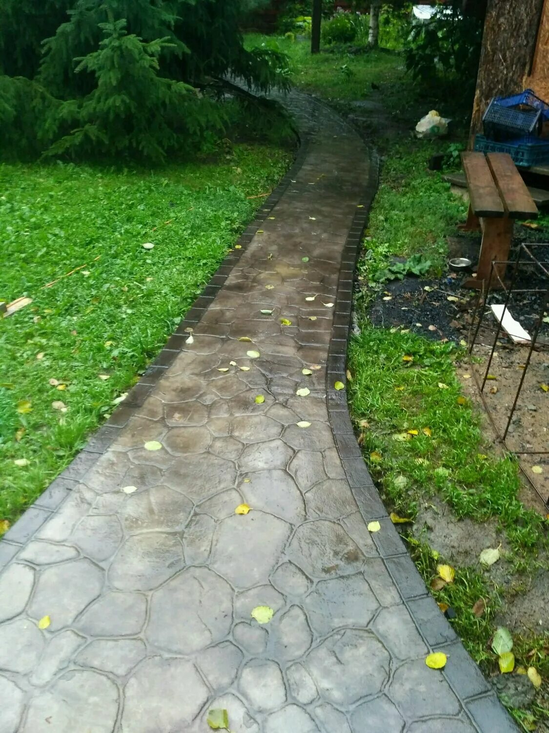 Арт бетон отмостка. Печатный бетон дорожки. Садовые дорожки из декоративного бетона. Декоративный бетон. Экопласт бетонные дорожки.