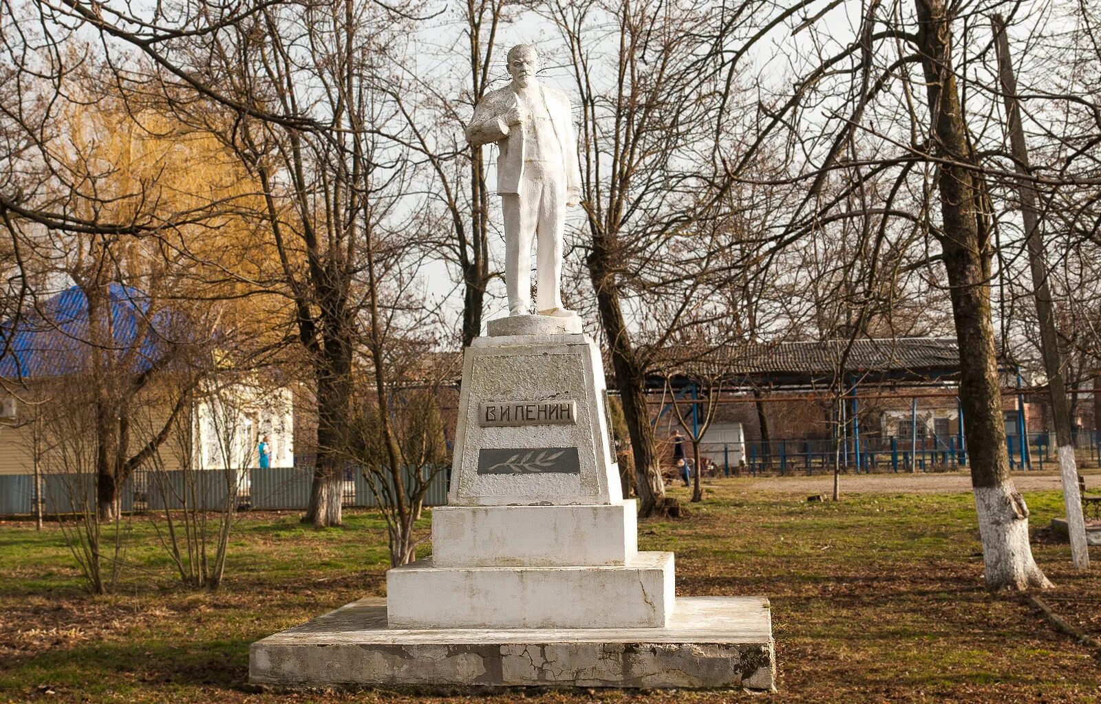 Село великовечное белореченского района краснодарского края. Белореченск памятник Ленину. Памятник Ленина в селе Великовечном. Памятники села Великовечного. Великовечное Белореченский район.