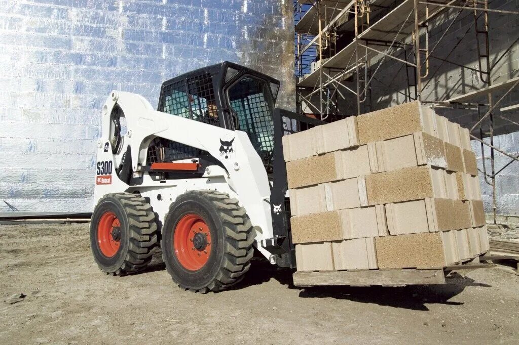 Работа на минипогрузчике. Bobcat-753 погрузчик. Работа на минипогрузчике. Мини погрузчик kubota. Мини-погрузчик jcb powerboom 205.