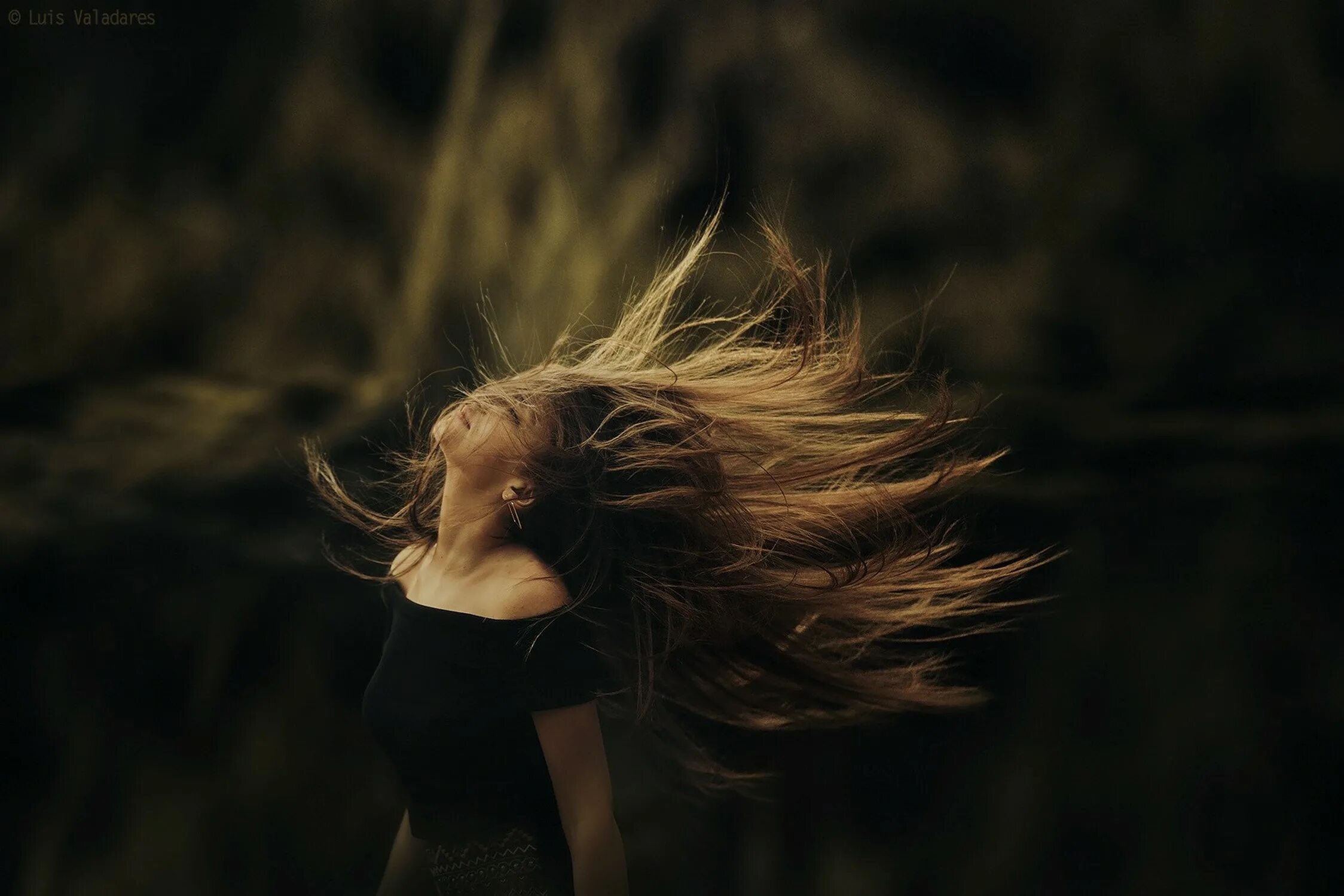 Песня легкий ветер в волосах. Развивающиеся волосы. Девушка с развевающимися волосами. Девушка волосы на ветру. Девушка с растрепанными волосами.