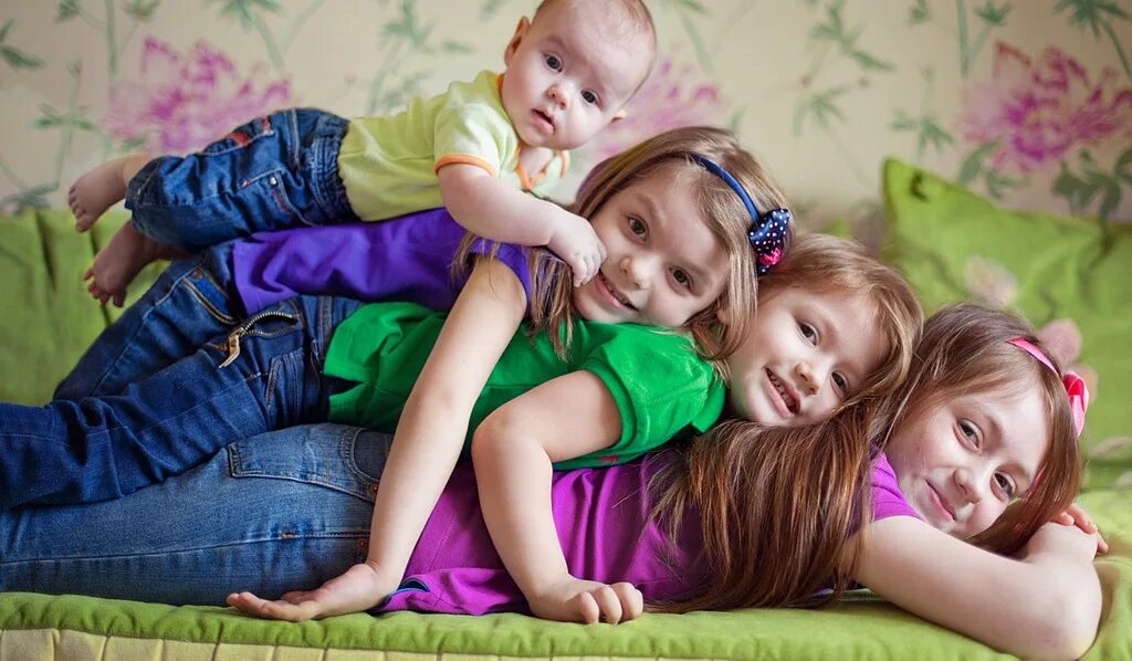 Фотосессия двоих детей. Фотосессия с тремя детьми. Три сестрички. Фотосессия с тремя маленькими детьми.
