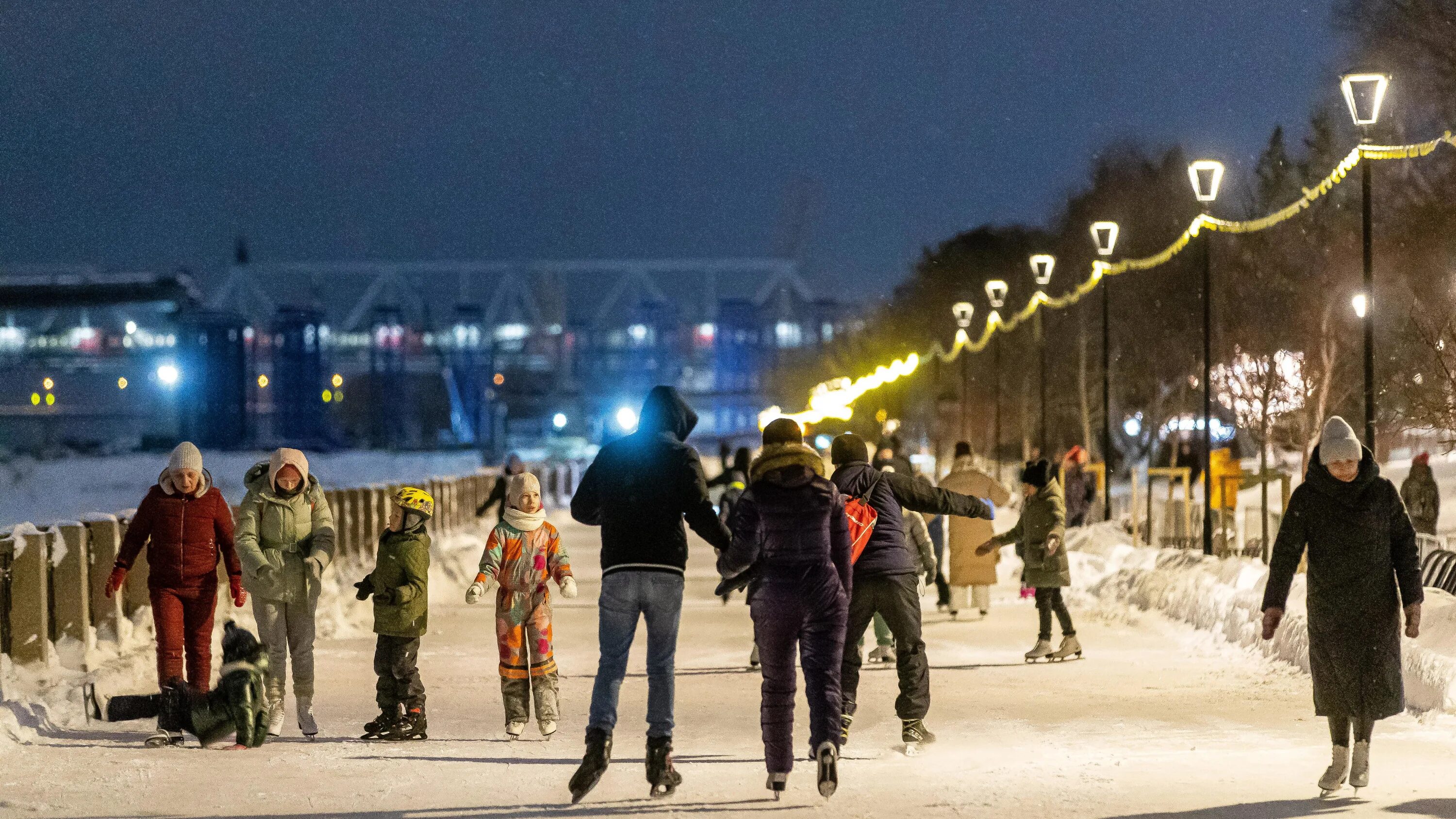 Куда сходить с детьми в новосибирске зимой. Каток Новосибирск новый год. Каток на Михайловской набережной Новосибирск. Горки в Новосибирске 2022 на набережной. Новогодний парк развлечений.