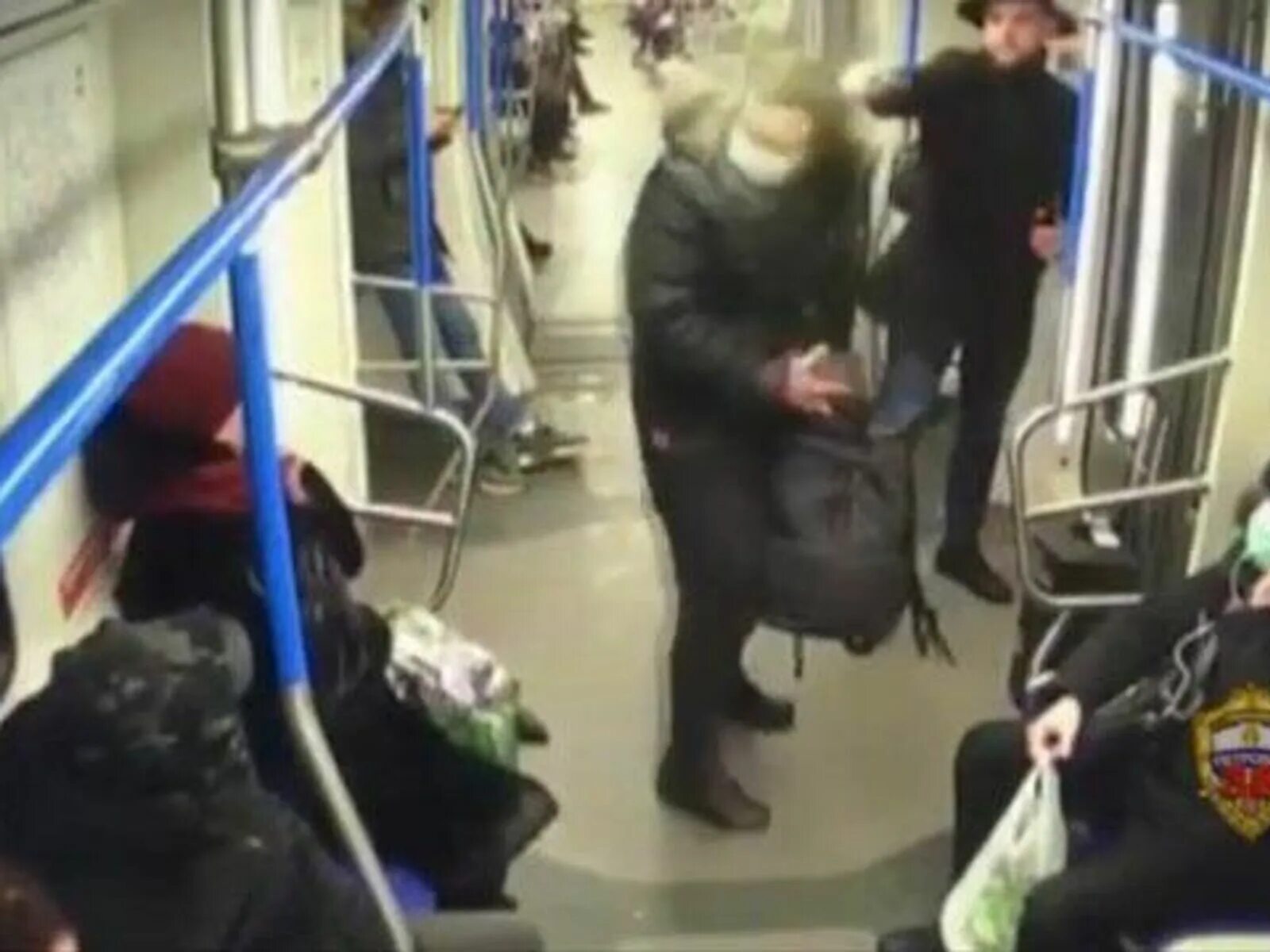 Нападавший в метро. Музыкант в метро вагоне.