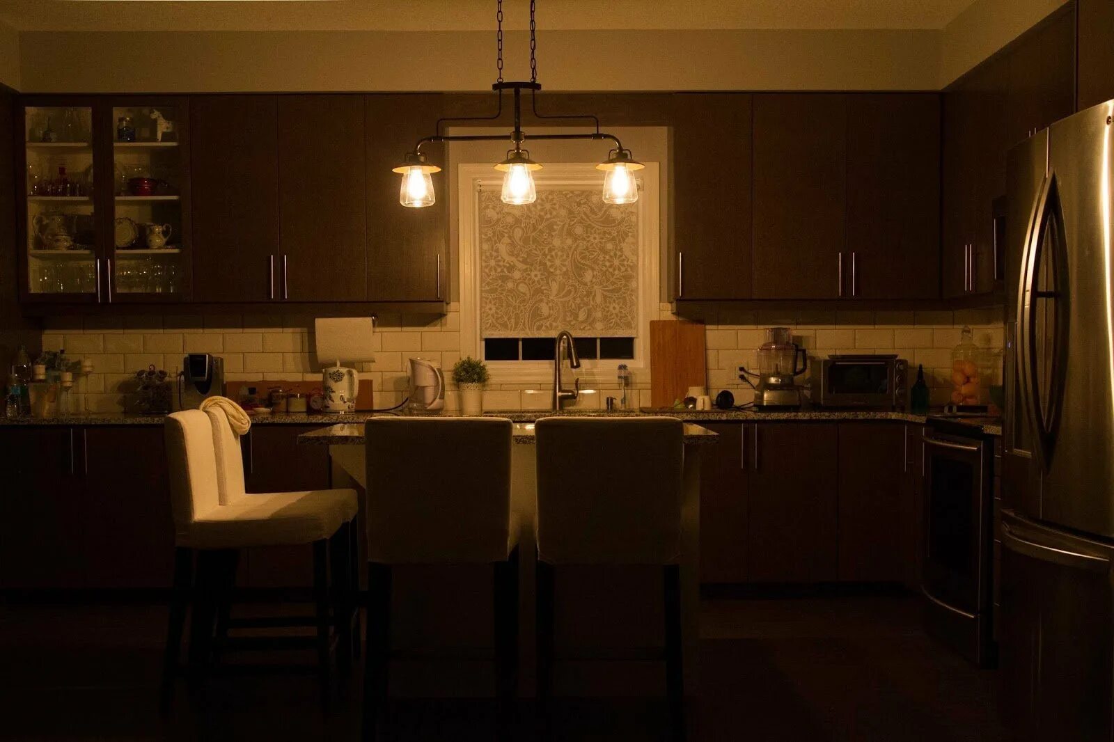 Кухня ночью. Освещение на кухне. Вечернее освещение на кухне. Освещение на маленькой кухне.