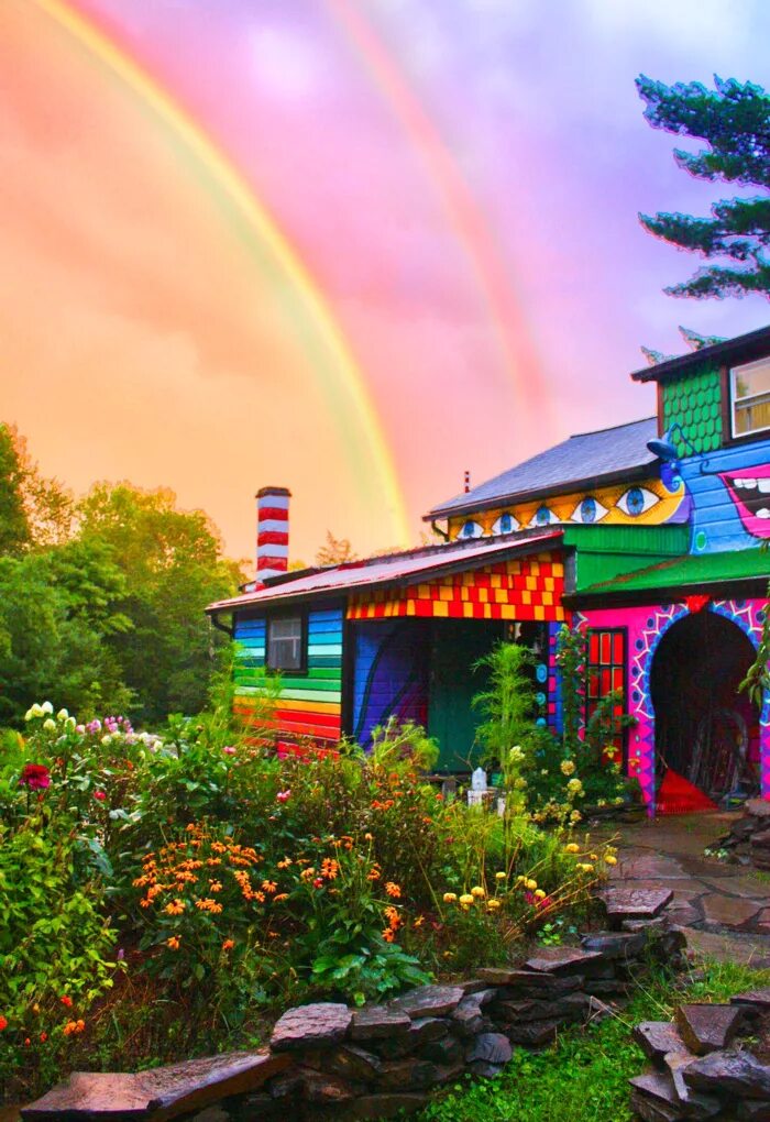 Радужный дом в вудстоке. Радужные стены. Радужные домики. Белый дом в радужном цвете. Разноцветный дом.