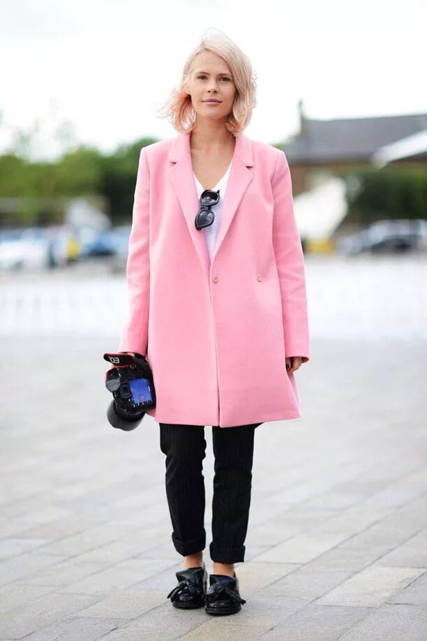 Розовое пальто. Розовое пальто оверсайз. Светло розовое пальто. Образы с розовым пальто.
