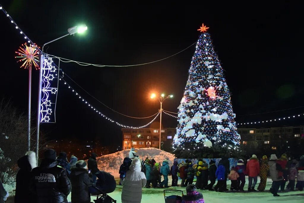 Во сколько в магадане новый год. Новогодний магадан. елка в магадане. магадан новый год. елки в магадане 2025.