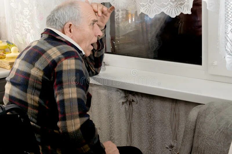 Дед подглядеть за внучками. Дедушка у окна. Старик у окна. Дед в окне. Старик возле окна.