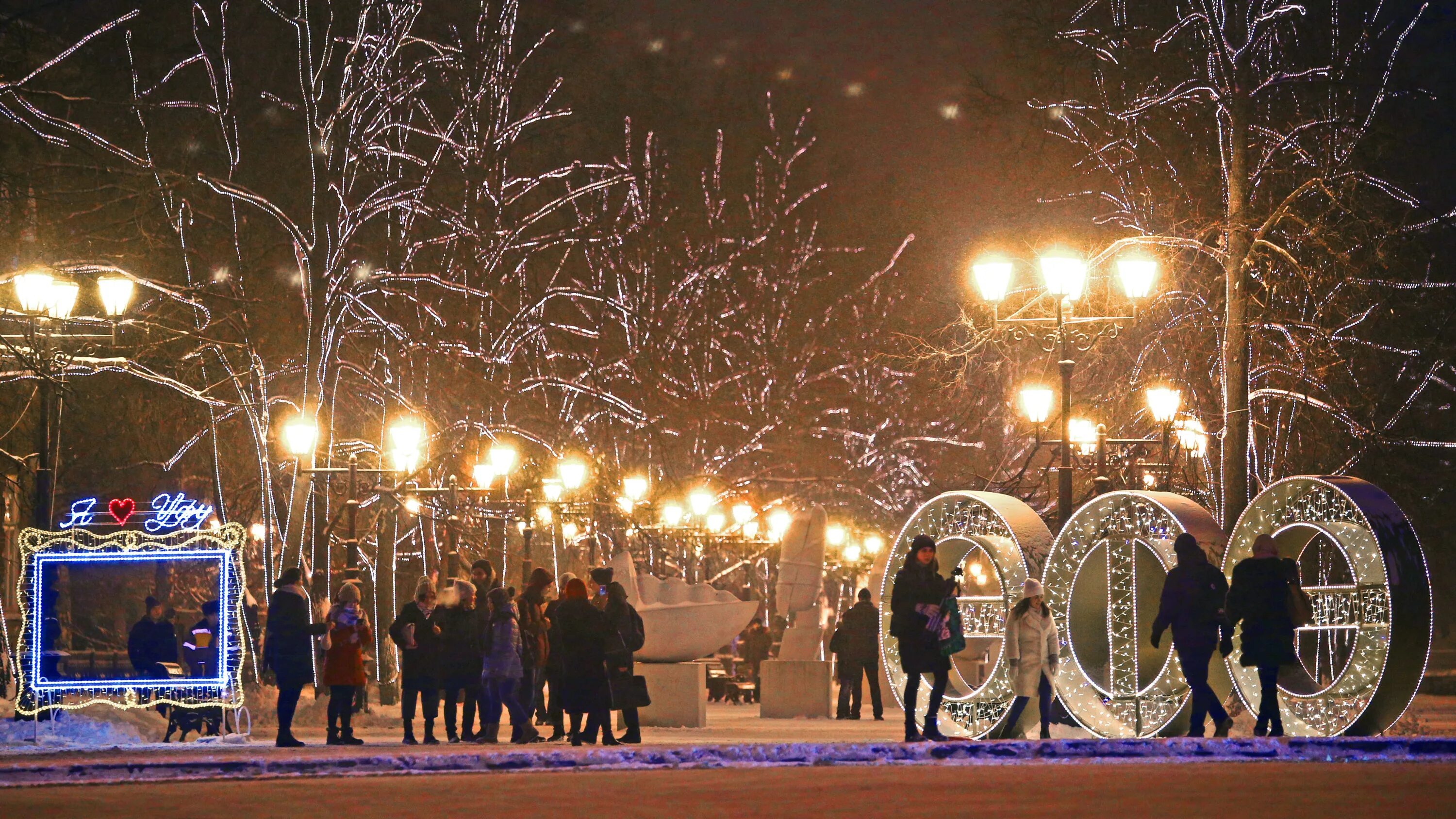 Телецентр уфа елка 2022. Новогодняя иллюминация челябинск 2022. Фонтан семь девушек в уфе фото. Красивые места в уфе зимой. Нефтекамск зима.