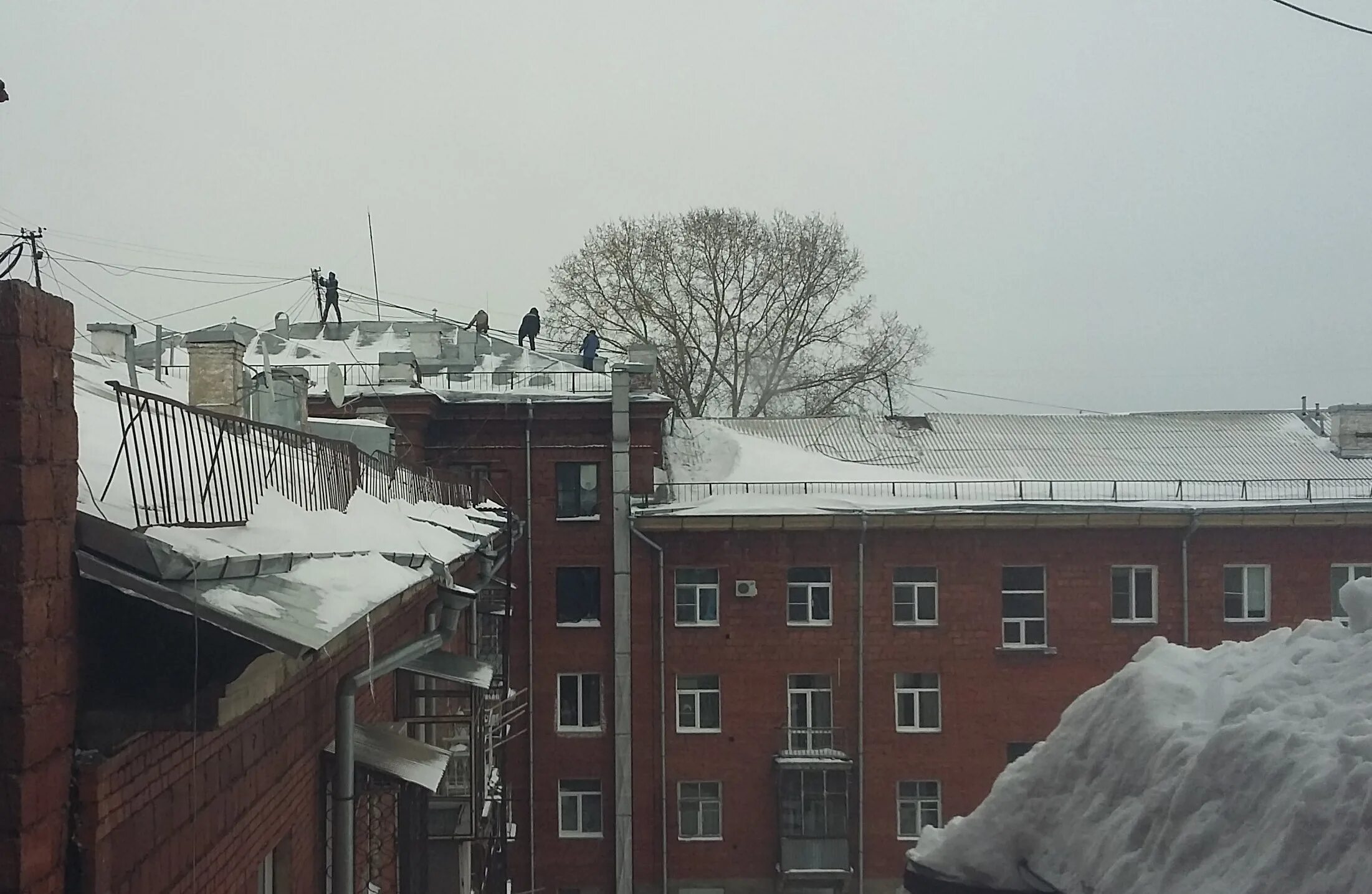 Курбатова 1а. Курбатова 1а Новокузнецк. Обрушенные крыши блокадного. Ануйское крыша февраля.
