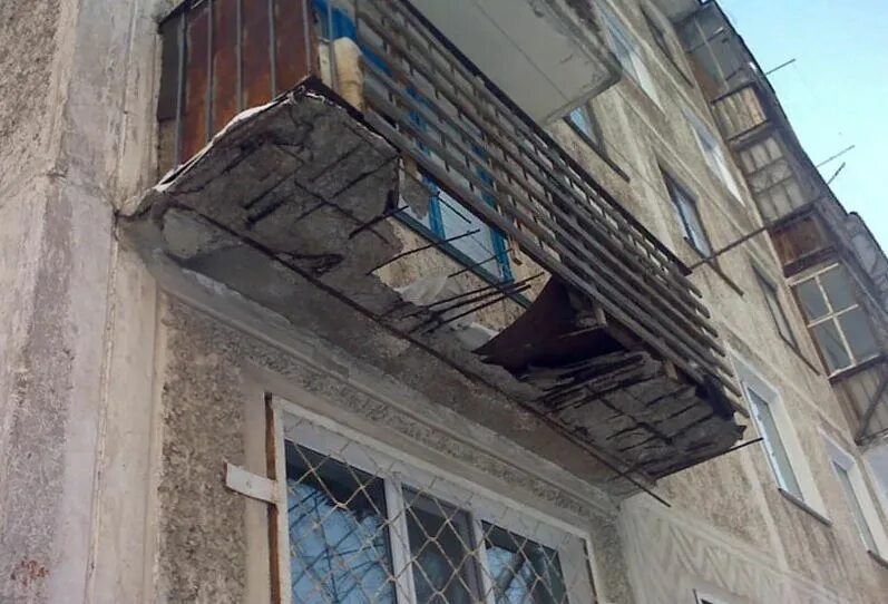 Трещина на балконе. Разрушенные плиты балконов. Разрушение балконной плиты. Ветхий балкон. Разрушение плиты балкона.