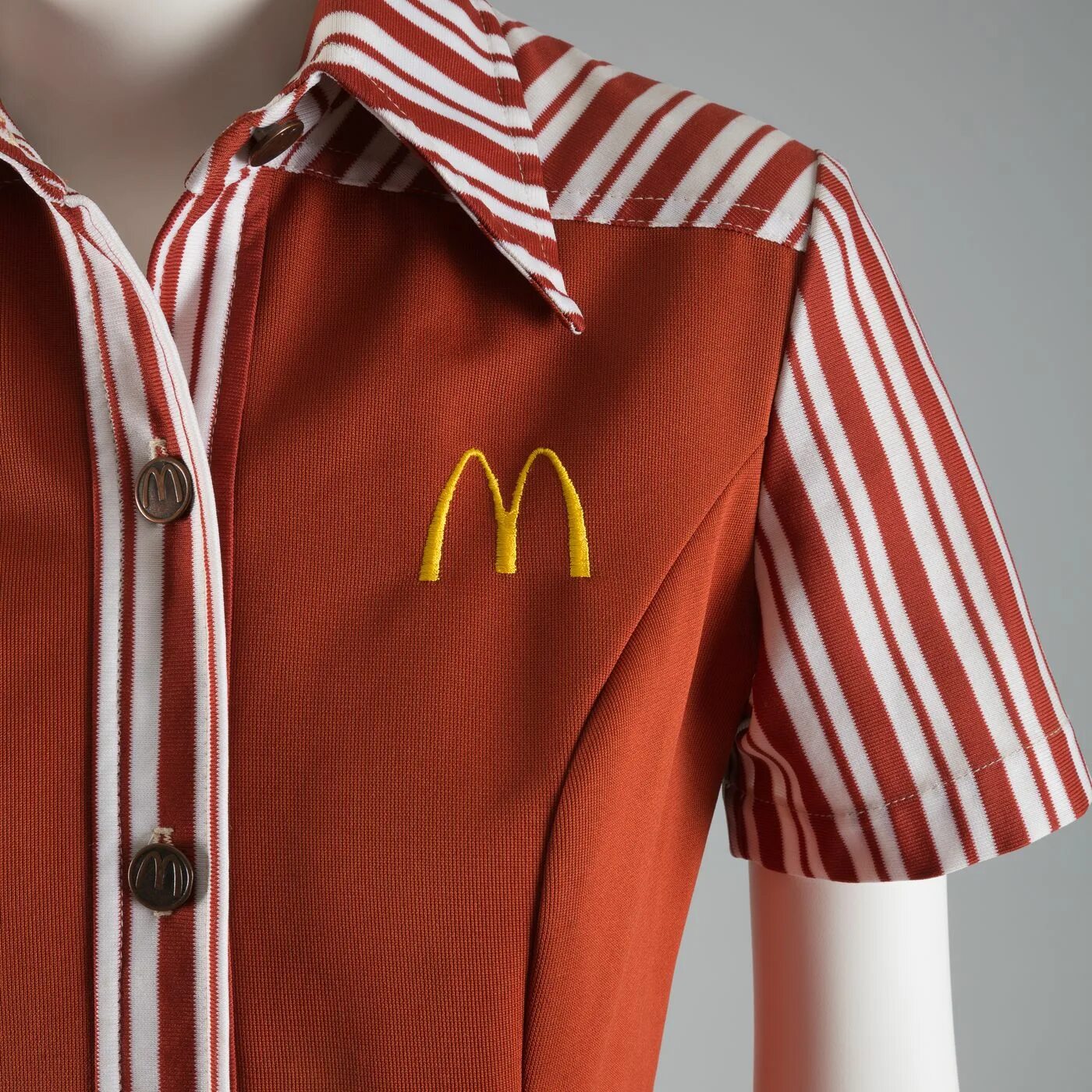 Форма макдональдс. Форма MCDONALDS. MCDONALD'S униформа. Униформа MACDONALD. Спецодежда макдональдс.