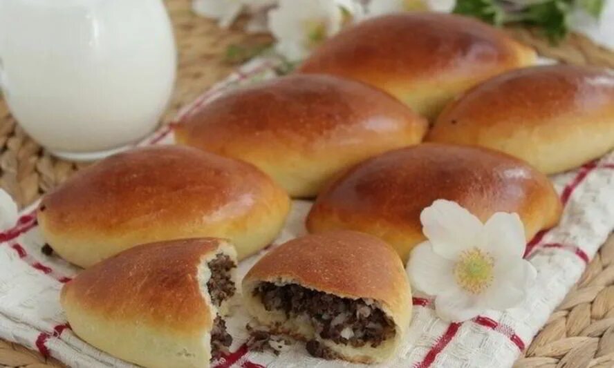 розочки из слоеного теста с колбасой и сыром.