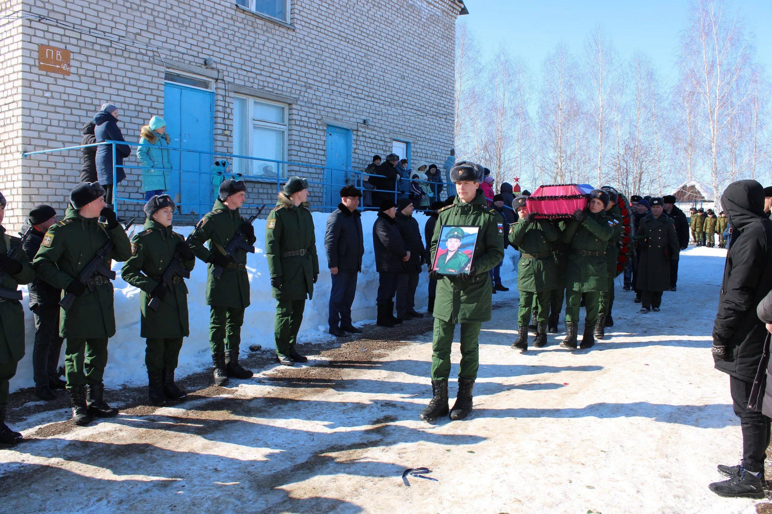 65 военных погибло при построении. Прощание с военнослужащими. Похороны военных в Башкирии. Похороны военнослужащего.