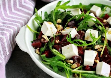 Салат из свеклы с рукколой и брынзой