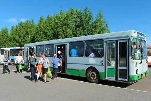 Автобус нижнекамск купить. Автобусы Нижнекамск. Нижнекамск общественный транспорт. Заводские автобусы. Автовокзал Нижнекамск.