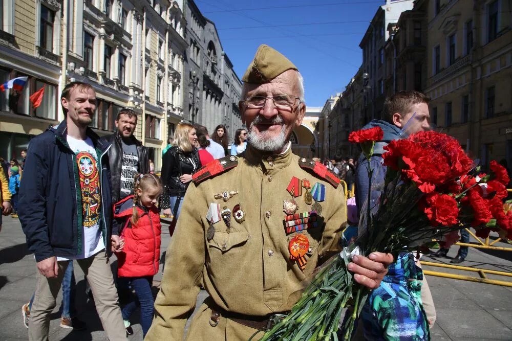 9 мая компании. Празднование дня Победы. Фото празднования 9 мая. Петербург 9 мая. Празднование день Победы картинки.