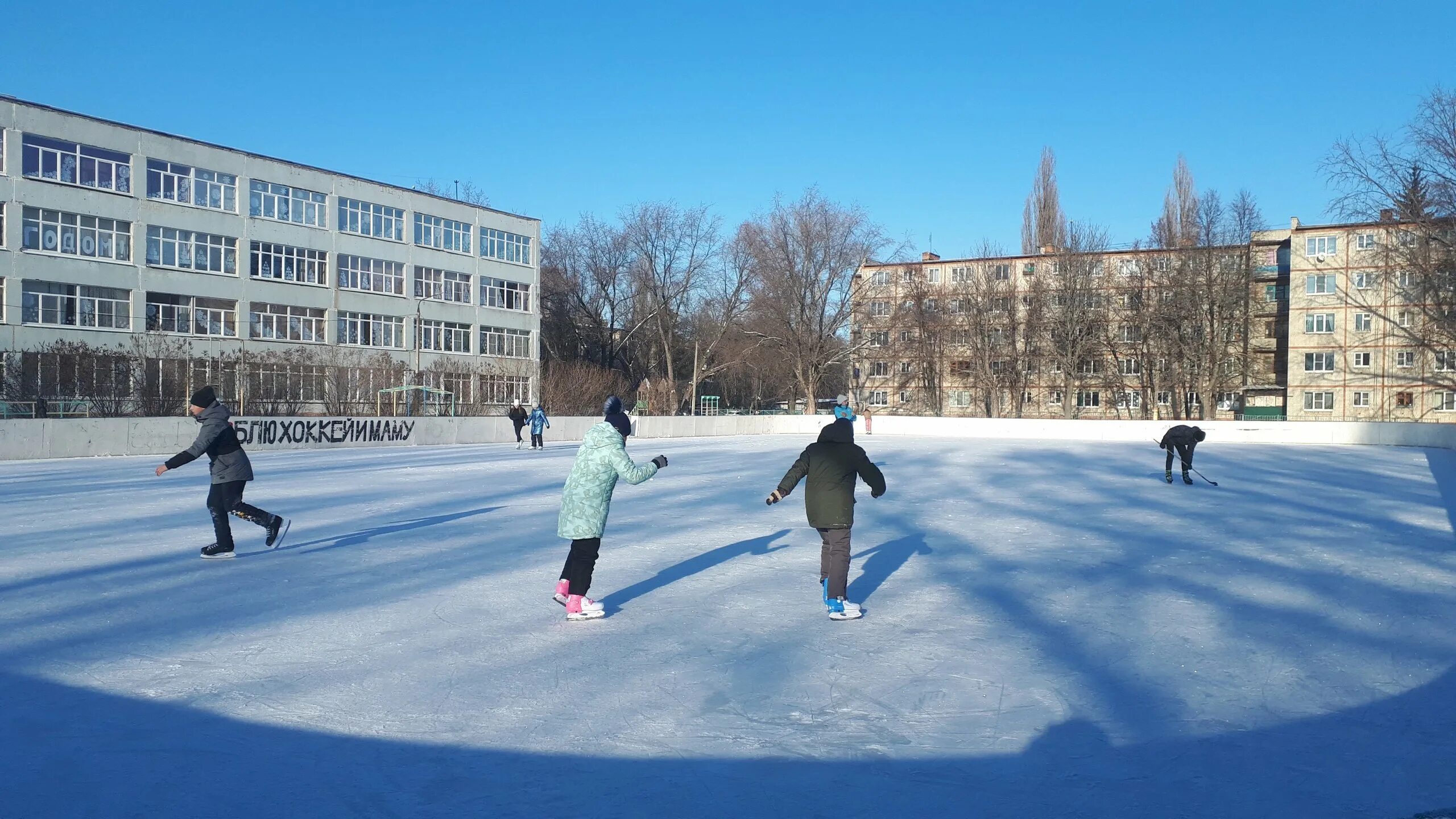 Катки курска 2024. Каток на Пушкинской Курск. Губернаторский каток Курск. Каток на Союзной Курск. Каток около драмтеатра Курск.