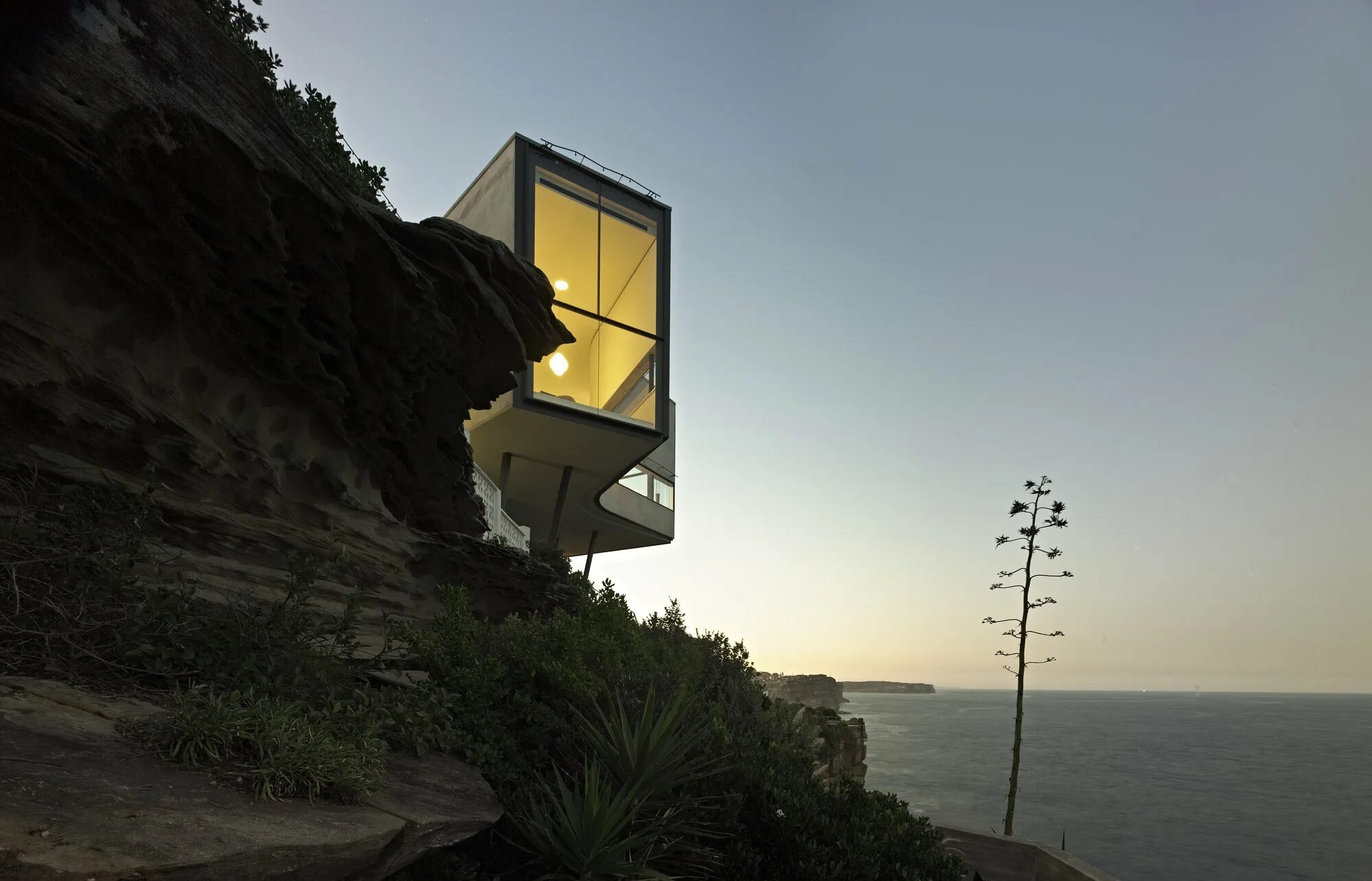 Маленький дом он стоит на обрыве крутом. Cliff house, австралия. дом холмана в dover heights (австралия). modscape австралия дом на скале. дом на обрыве.