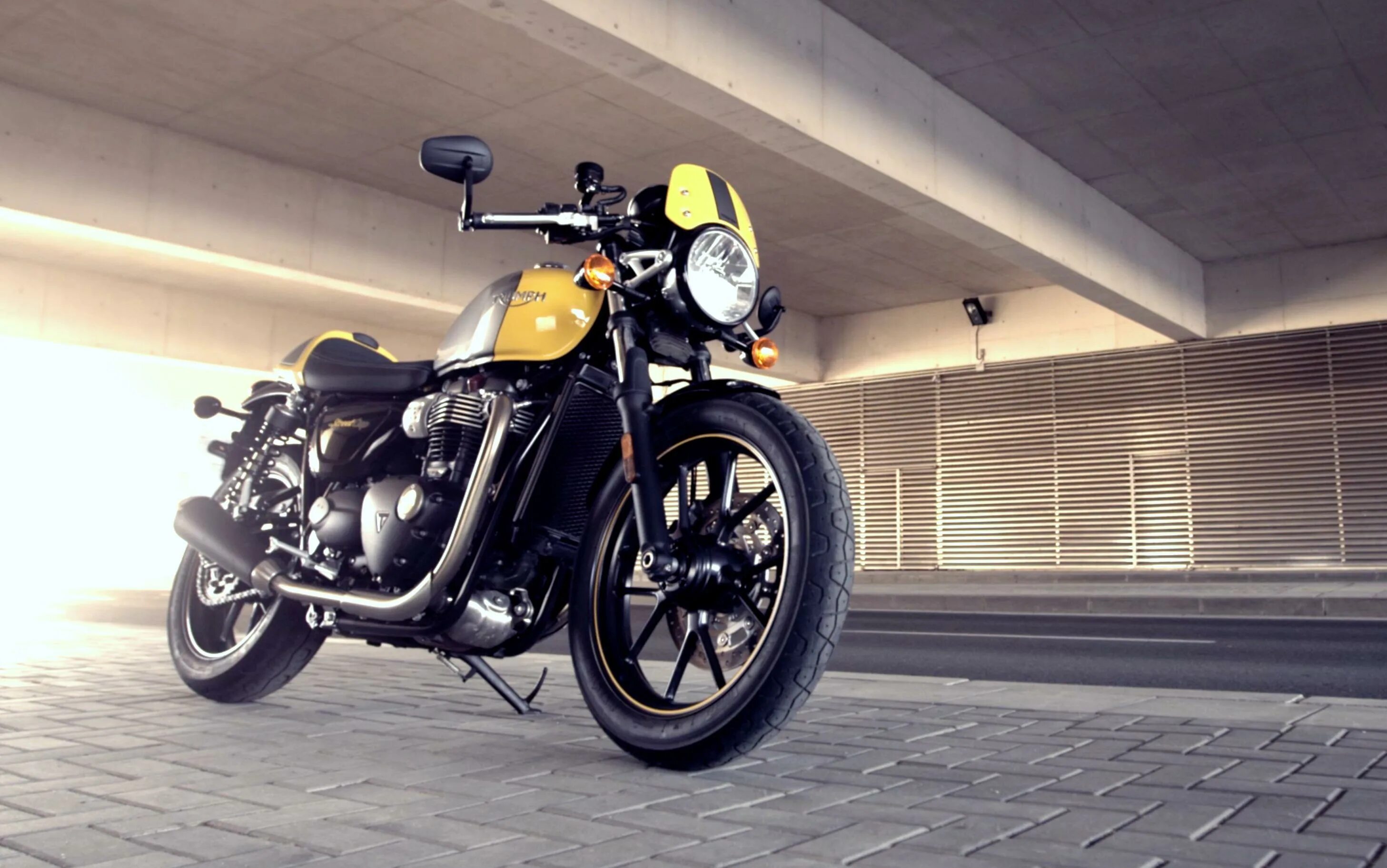 Street twin 900. Триумф улица. Triumph street twin ec1. Triumph street twin 2021. Триумф улица.