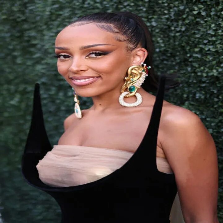 Кэт 2022. Тиа Каррере сейчас 2022. Doja Cat 2022 лысая. Вес Doja Cat 2022.