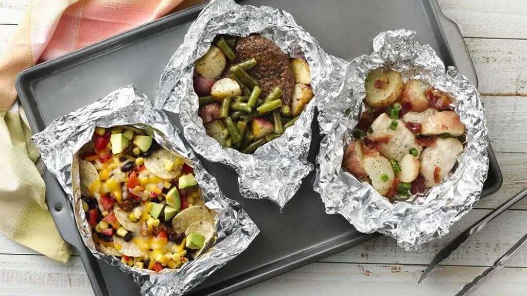 Мясо в фольге. Можно ли варить в фольге. Приготовление сала в фольге и в горячей воде. Варка мясного рулета в фольге. Рыба скумбрия в духовке в фольге.