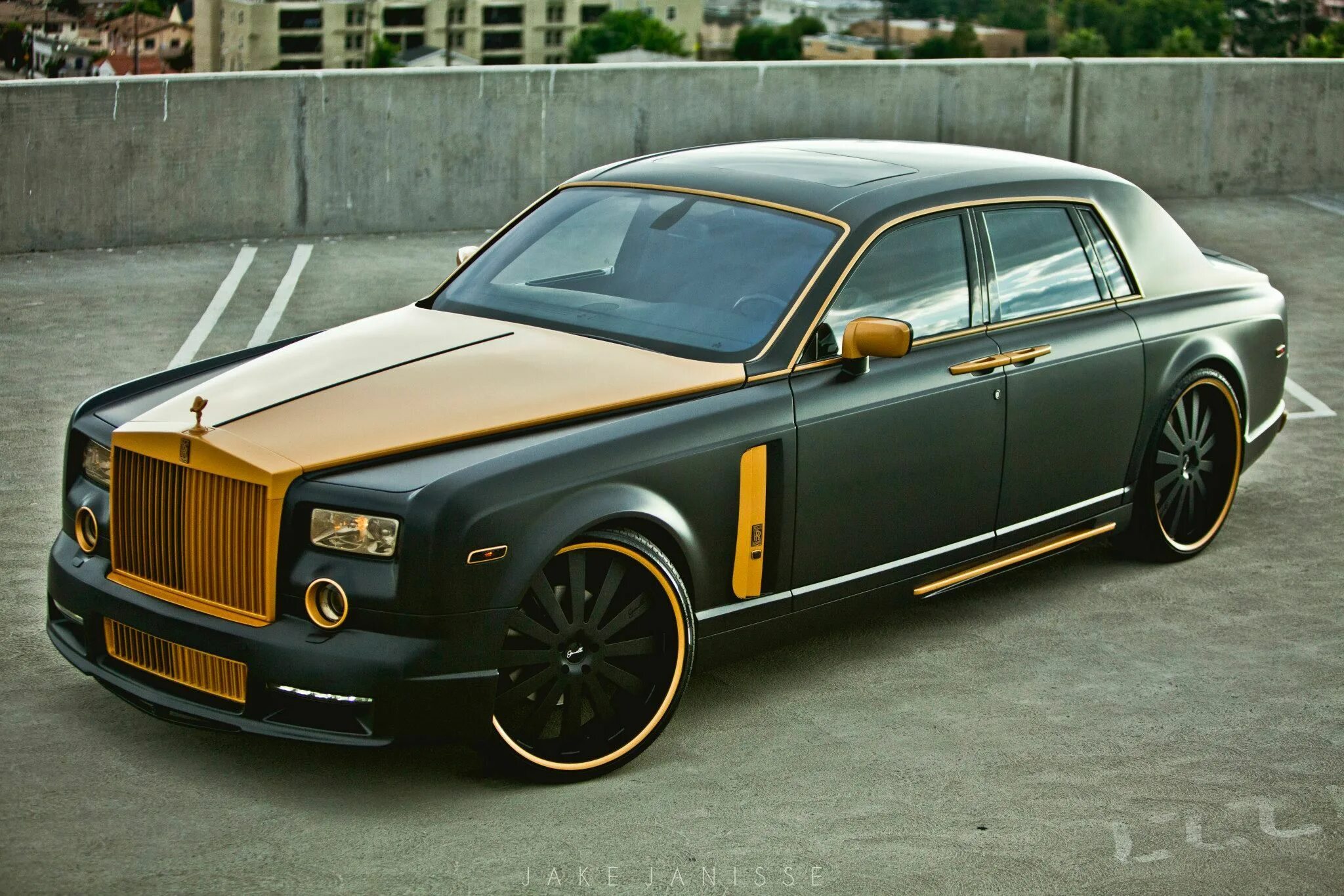 1 rolls royce. Роллс Ройс Брежнева. Rolls Royce Phantom. Rolls Royce Phantom 1974. Rolls Royce Phantom Mansory золотой.