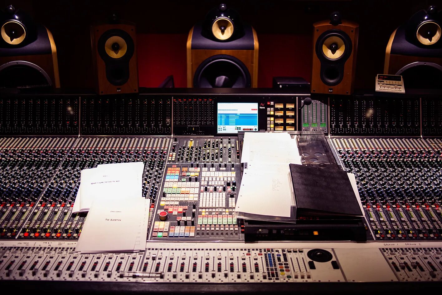 Road studio. Эбби роуд студия. Abbey Road Music Studio. Recording Studio Abbey Road. Abbey Road Studios музыканты.